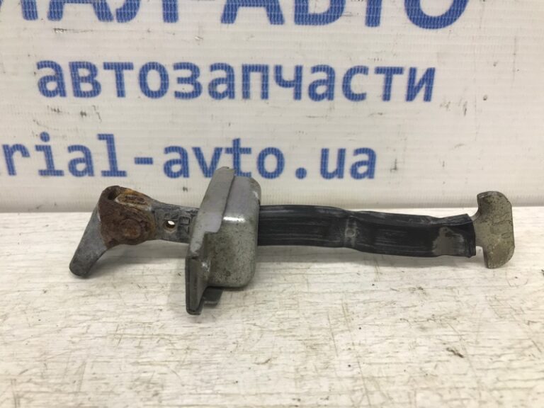Ограничитель двери передний правый Toyota RAV 4 2005-2012 6861042020 (Арт. 30392)