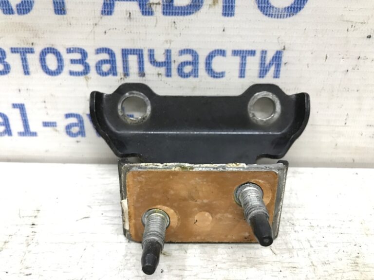 Петля крышки багажника Lexus RX 350 2003-2009 6881048010 (Арт. 31185)
