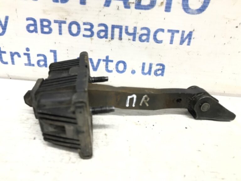 Ограничитель двери передний правый Toyota Avensis 2003-2009 6861005040 (Арт. 31194)