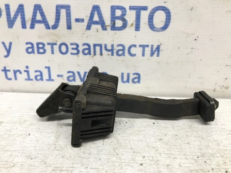 Ограничитель двери задний левый Toyota Avensis 2003-2009 6863005040 (Арт. 31195)