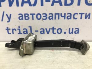 Ограничитель двери передний правый Nissan Juke 2010-2019 824301KA0A (Арт. 39908)