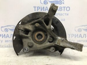 Кулак поворотный левый со ступицей Chevrolet Cruze J300 1.8 F18D4 2009 (б/у)