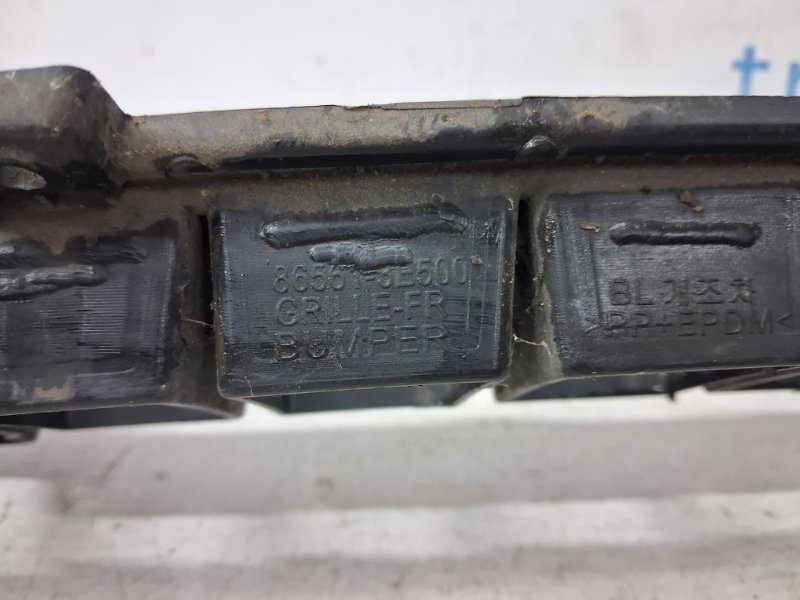 Решетка бампера центральная Kia Sorento 2002-2011 865613E500 (Арт. 69263) Решетка бампера центральная Kia Sorento 2002-2011 865613E500 (Арт. 69263)