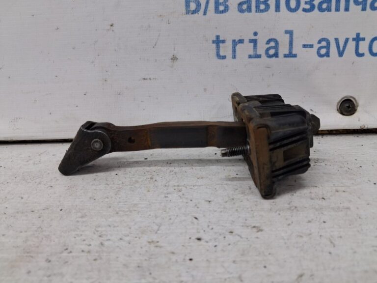 Ограничитель двери передний правый Toyota Avensis 2002-2010 6861005040 (Арт. 71283)