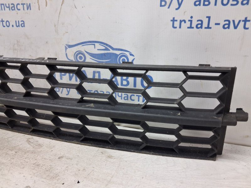 Решетка бампера центральная Skoda Octavia 2013-2020 5E0853677 (Арт. 80687) Решетка бампера центральная Skoda Octavia 2013-2020 5E0853677 (Арт. 80687)