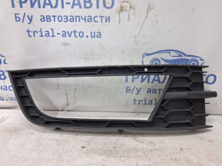 Решетка переднего бампера правая Skoda Octavia 2013-2020 5E0807682 (Арт. 80693)