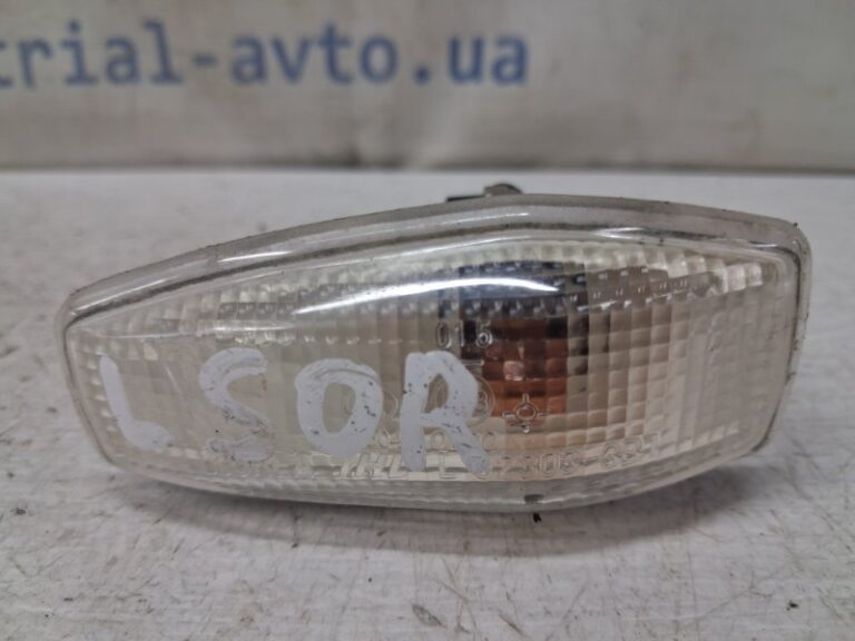Повторитель поворотника левый Kia Sorento 2002-2011 923033B120 (Арт. 82831)