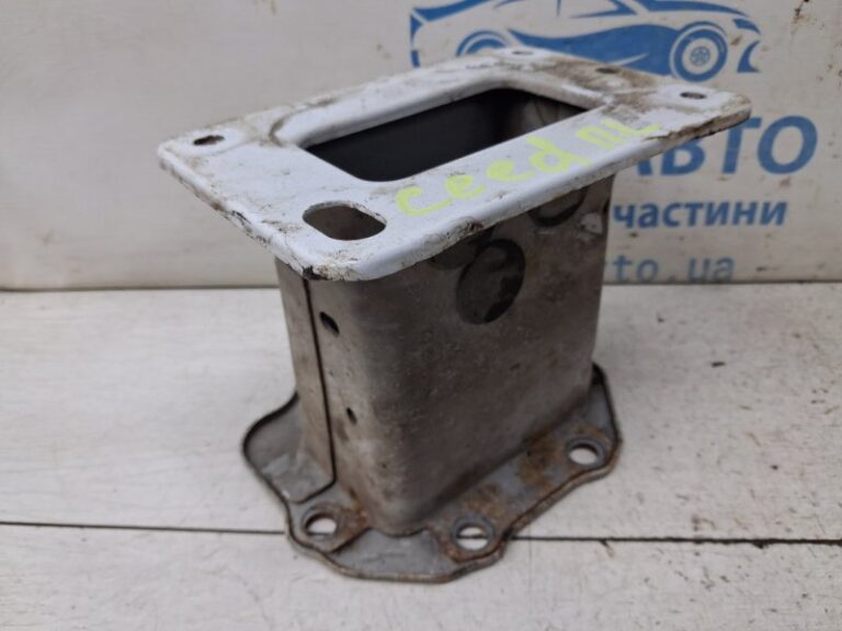 Кронштейн усилителя переднего бампера Kia Ceed 2006-2012 647101H010 (Арт. 84841)